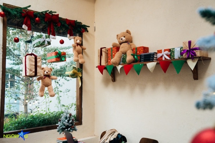 Góc đọc sách ấm cúng với kệ sách và gấu bông trang trí