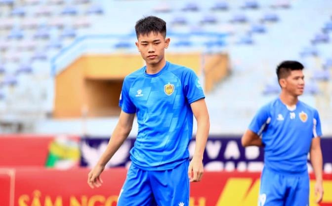 Nguyễn Đình Bắc thời điểm còn thi đấu dưới sự dẫn dắt của HLV Văn Sỹ Sơn