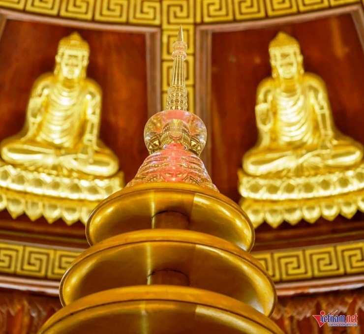 Tháp Báo Thiên lung linh trong ánh đèn đêm