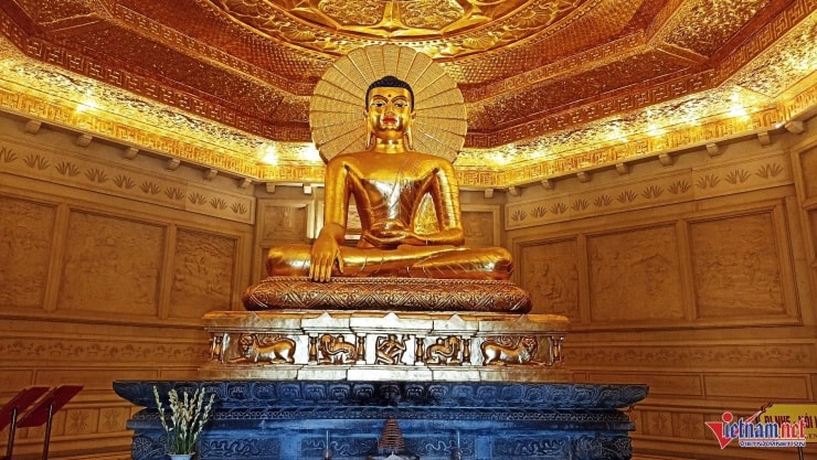 Tượng Phật Thích Ca Mâu Ni dát vàng tại tầng 1 tháp Báo Thiên