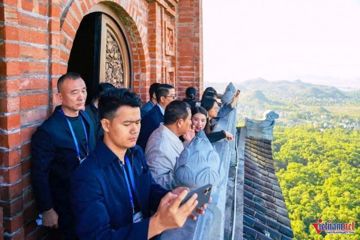 Du khách tham quan bảo tháp tại chùa Bái Đính