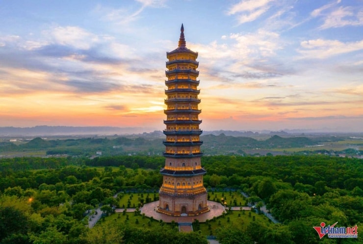 Tháp Báo Thiên cao 100m tại quần thể chùa Bái Đính