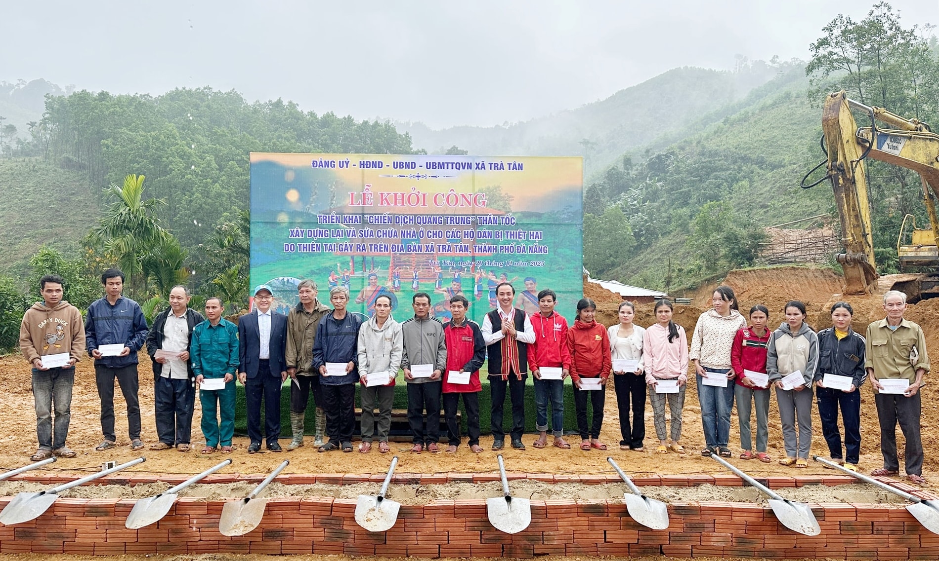 ong-duong-viet-dung-pho-chu-tich-lien-hiep-hoi-nguoi-viet-nam-tai-cong-hoa-sec-thu-5-tu-ben-trai-sang-trao-qua-cho-nguoi-dan(1).jpg