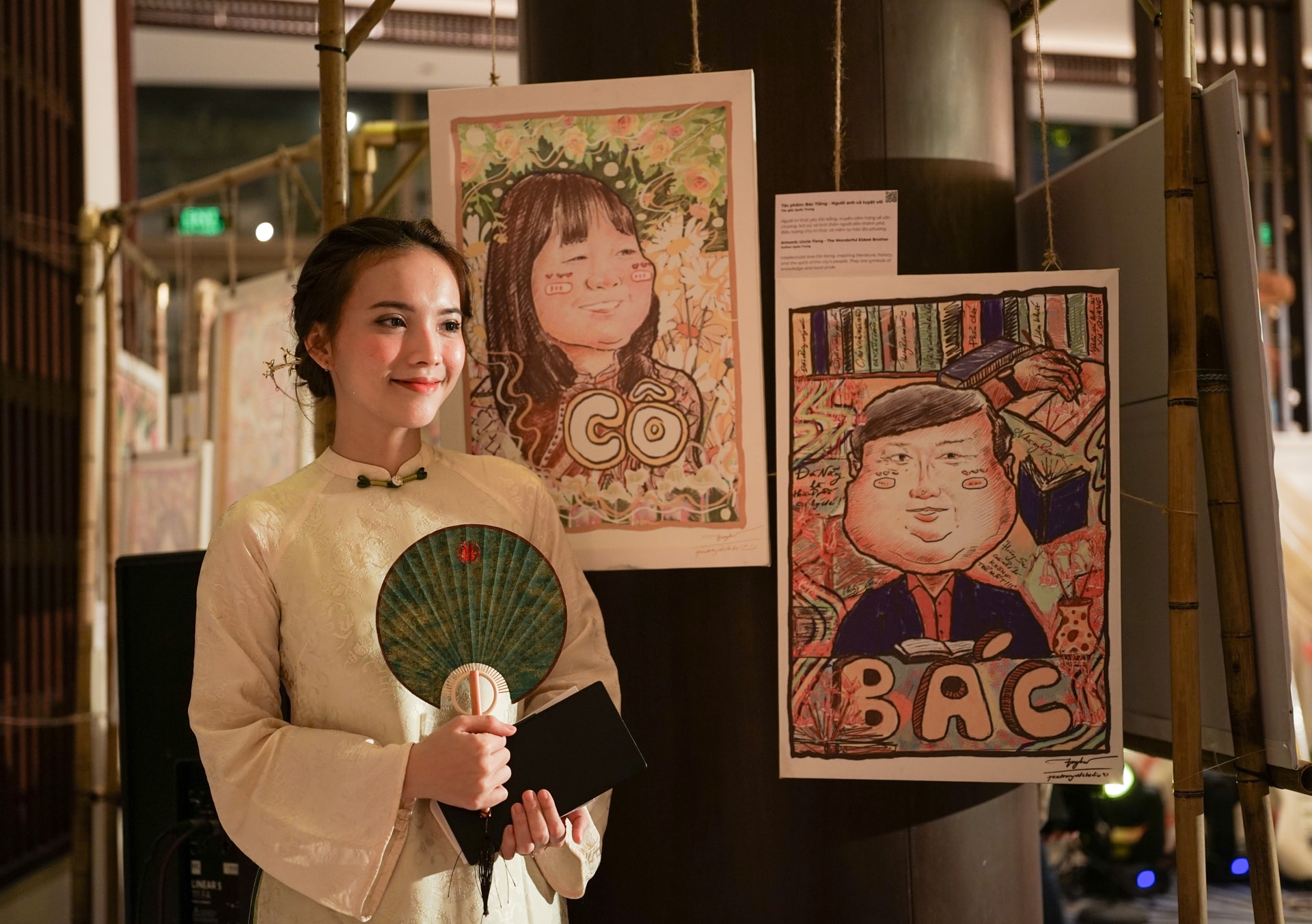 Du khách check-in với những tác phẩm tại triển lãm. Ảnh: XUÂN SƠN