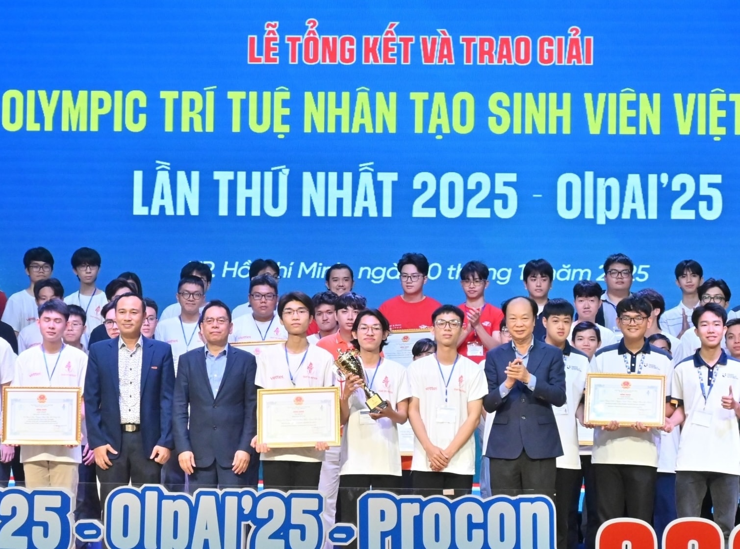 Anh bai 2 DH Da Nang Chuyen trang so 4