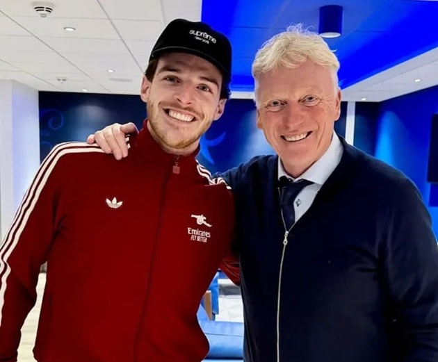 Khoảnh khắc David Moyes và Declan Rice gặp lại nhau sau trận đấu.