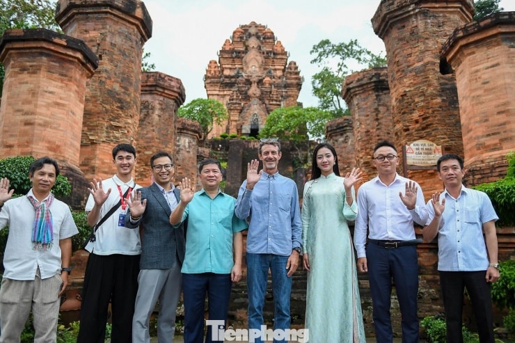 Hoa hậu Hà Trúc Linh tham quan di sản Tháp Bà Po Nagar