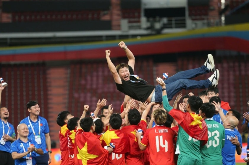 U22 Việt Nam ăn mừng chức vô địch SEA Games 33 cùng HLV Kim Sang Sik