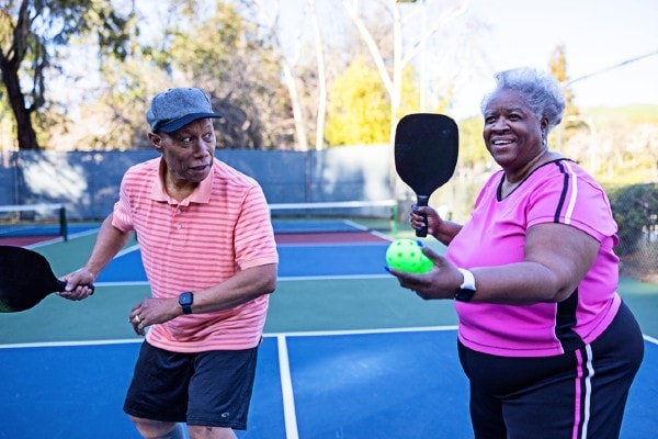 Người cao tuổi chơi pickleball bảo vệ sức khỏe