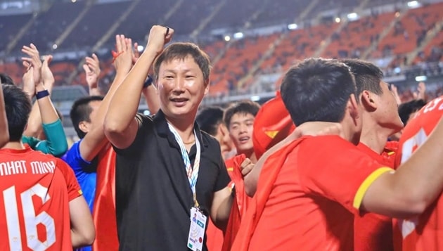HLV Kim Sang-sik lại đưa Việt Nam đến với vinh quang.