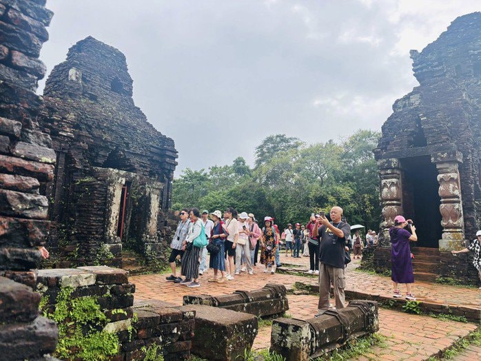 Du khách tham quan khu di tích Mỹ Sơn