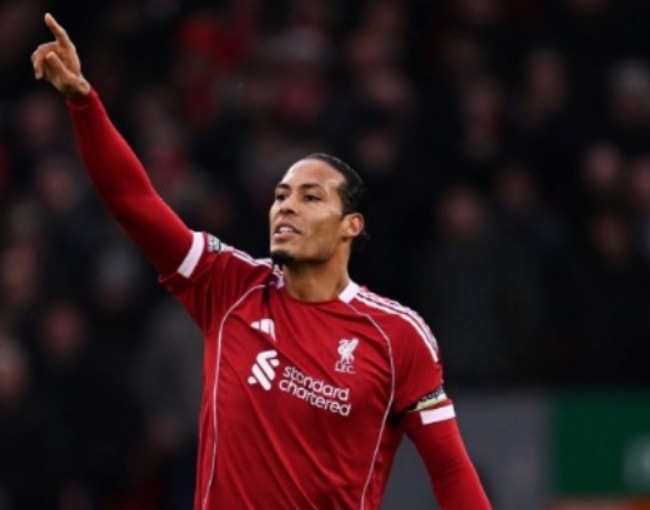 Virgil van Dijk trong tình huống dẫn đến thẻ đỏ của Simons.