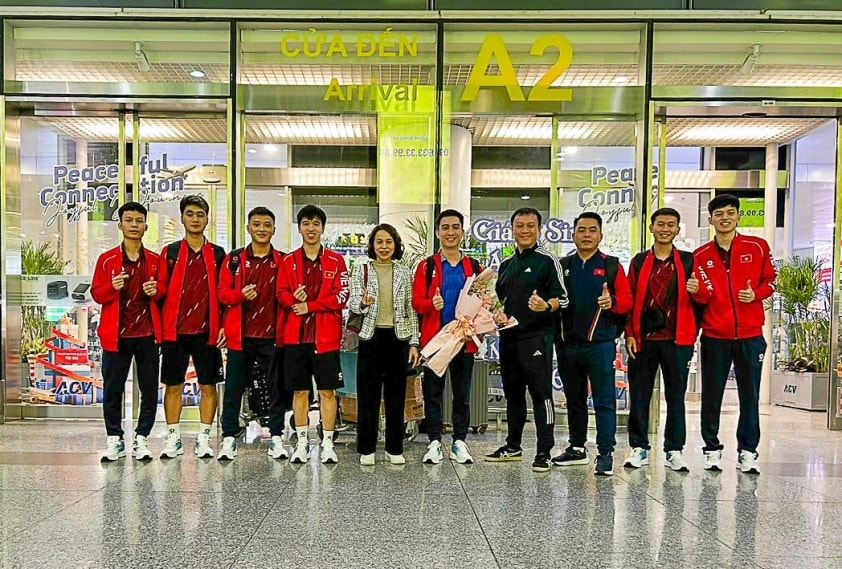 Trưởng phòng ĐTQG LĐBĐVN Đoàn Anh Tuấn và Phó Chánh văn phòng LĐBĐVN Phạm Thị Dung đón đội tuyển futsal Việt Nam