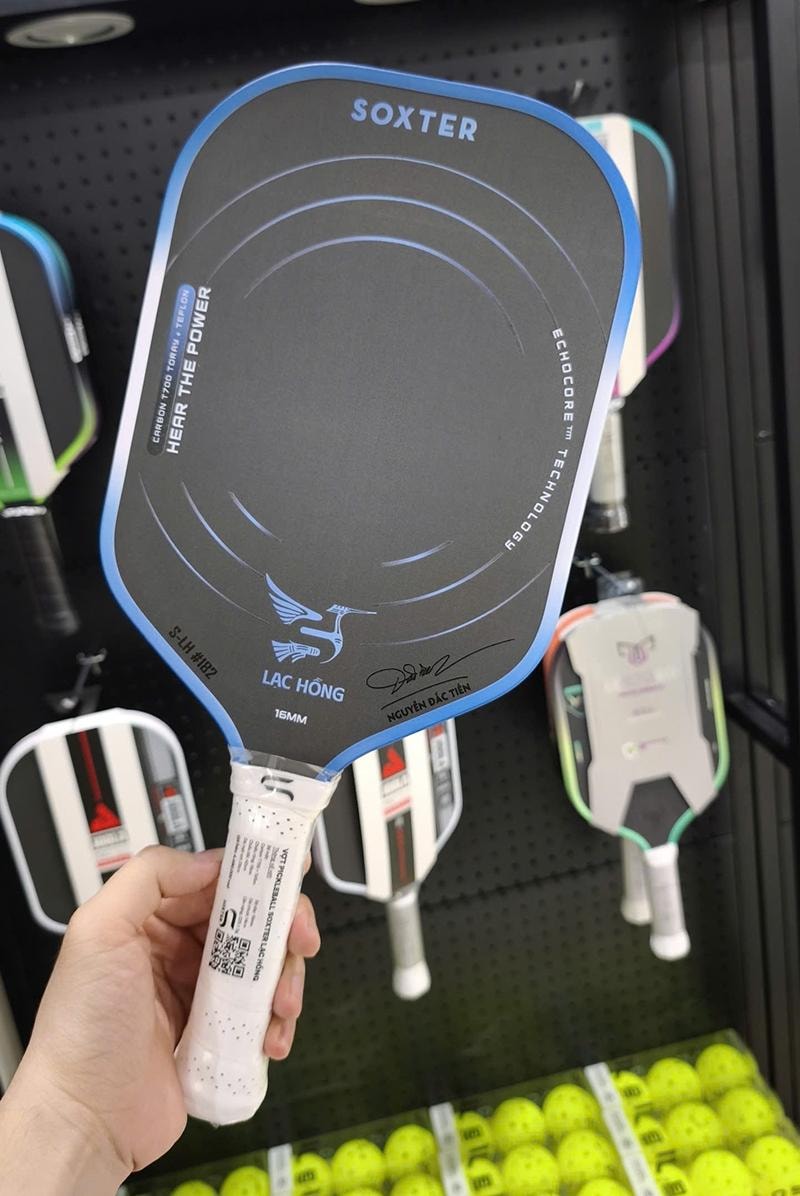 Chi tiết bề mặt carbon T700 trên vợt SOXTER Lạc Hồng