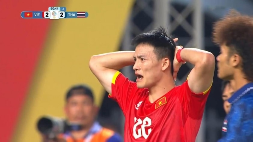Tiền đạo Thanh Nhàn biểu cảm tiếc nuối sau pha bỏ lỡ bàn thắng tại chung kết SEA Games 33