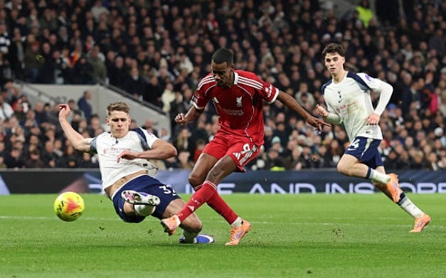 Alexander Isak ăn mừng bàn thắng mở tỷ số cho Liverpool trước Tottenham.