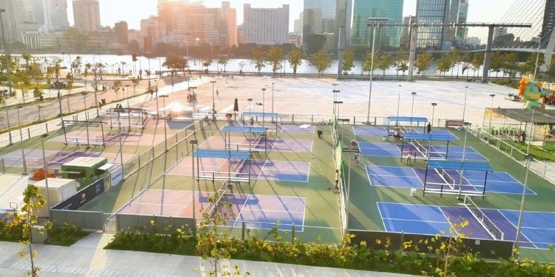 Sân pickleball hiện đại tại các thành phố lớn