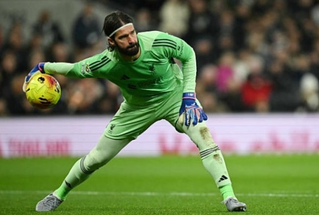 Thủ thành Alisson Becker cứu thua cho Liverpool.
