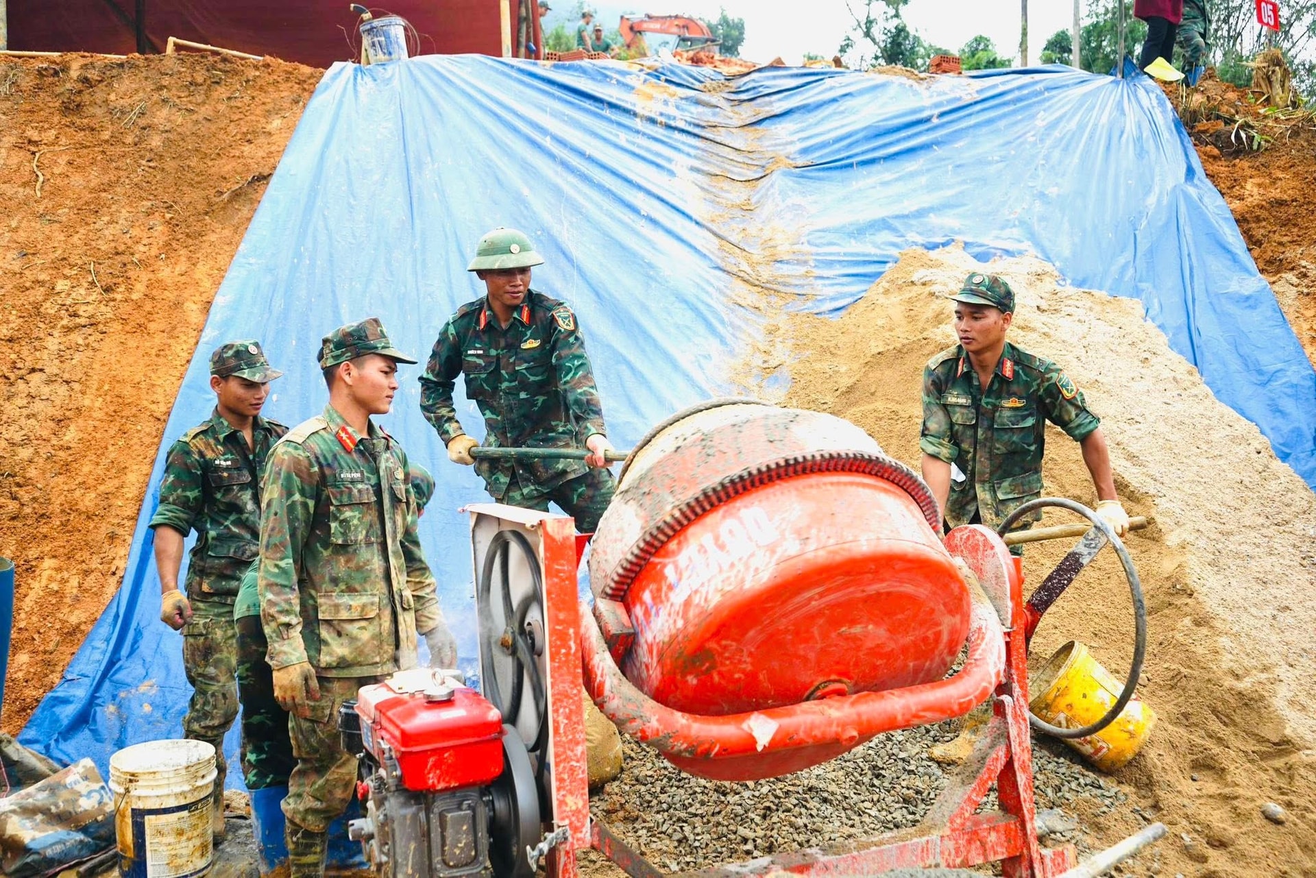 Các cán bộ chiến bộ đội phối hợp với chính quyền xã Trà Tập thi công nhà ở cho người dân theo %22Chiến dịch Quang Trung%22