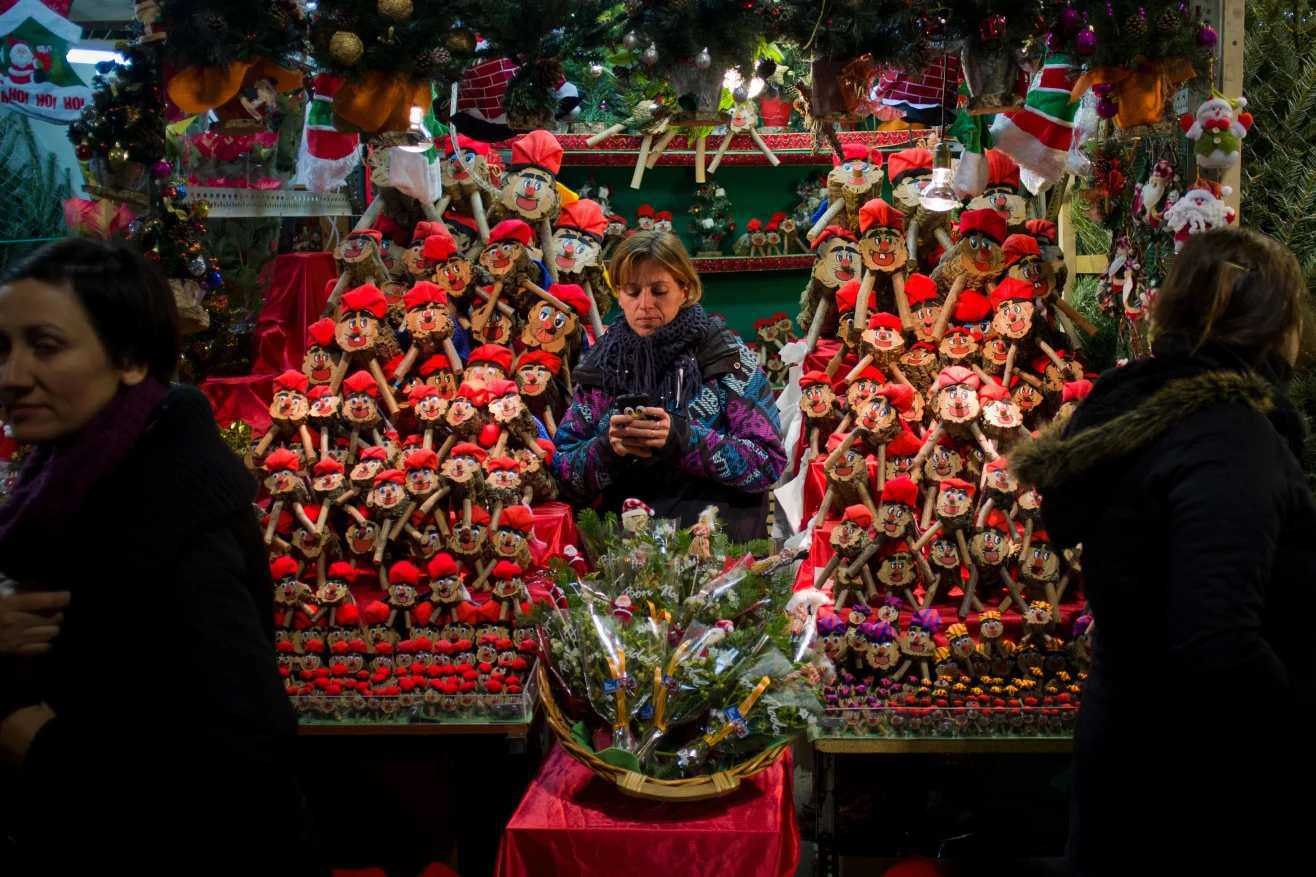 Chợ Giáng sinh Fira de Santa Llucia cổ kính tại Barcelona