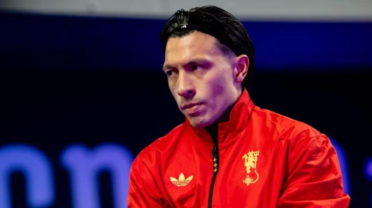 Lisandro Martinez trong vai trò tiền vệ tại Manchester United.
