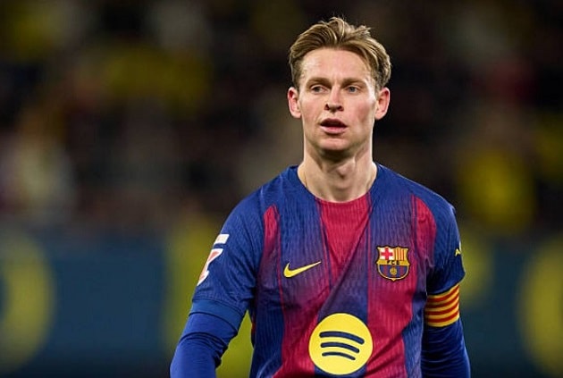 Frenkie de Jong điều tiết lối chơi cho Barcelona trong trận gặp Villarreal.