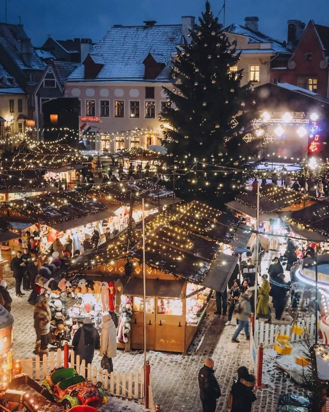 Chợ Giáng sinh Tallinn, Estonia với các gian hàng thủ công
