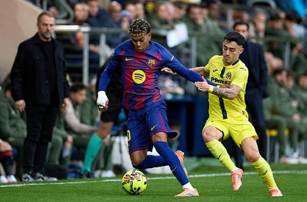 Lamine Yamal ăn mừng bàn thắng vào lưới Villarreal.