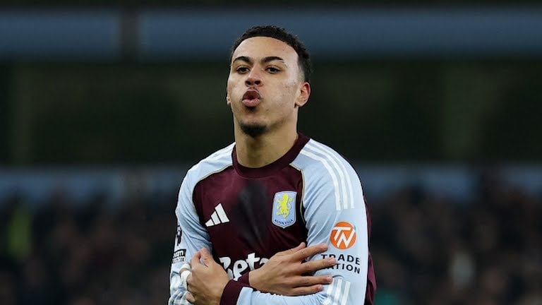 Các cầu thủ Aston Villa ăn mừng chiến thắng quan trọng, khẳng định quyết tâm đua tranh ngôi vương.