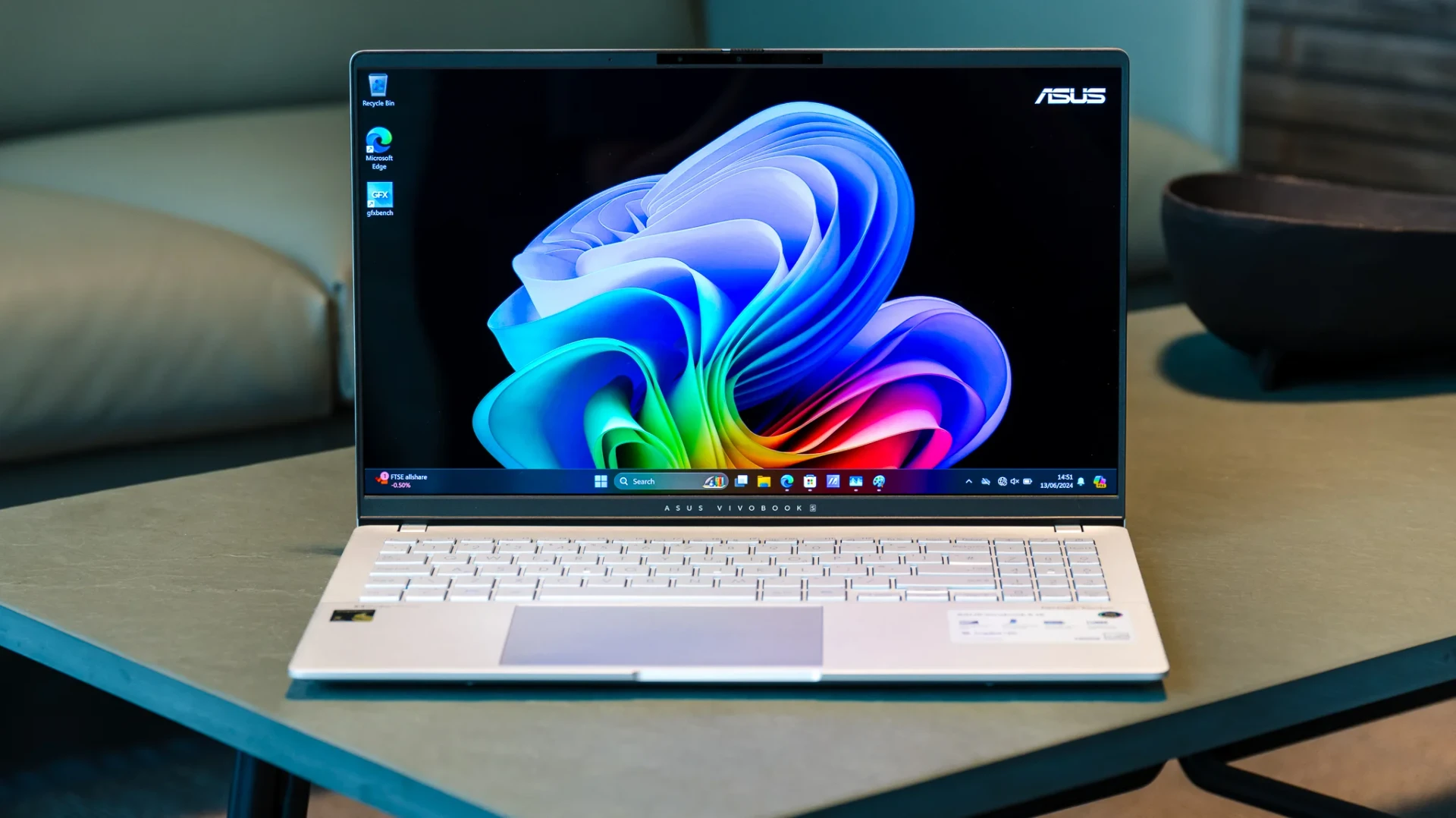 Chất lượng hiển thị màn hình OLED trên Asus Vivobook S 15 S550720