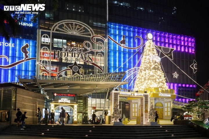 Cây thông Noel khổng lồ rực sáng tại Lotte Center Hà Nội.