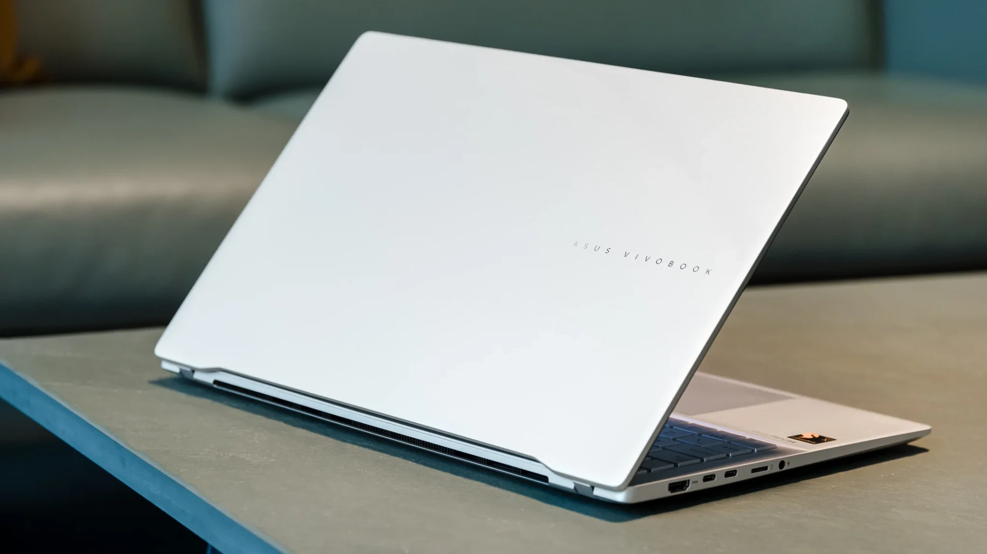Cận cảnh Asus Vivobook S 15 S550719 với thiết kế mỏng nhẹ hiện đại