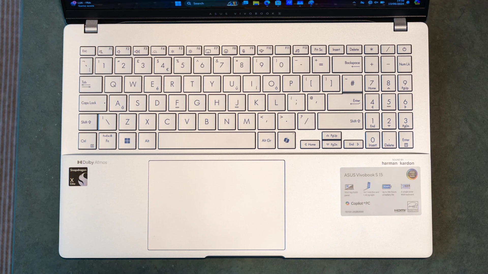 Logo Qualcomm Snapdragon X Elite trên thân máy Asus Vivobook S 15 S550713