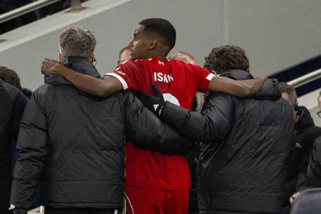 Alexander Isak dính chấn thương nghiêm trọng trong trận gặp Tottenham.