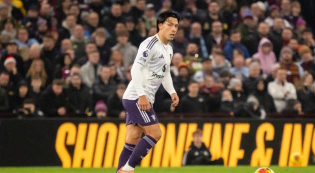 Martinez nổi bật dù MU thua trận tại Villa Park.