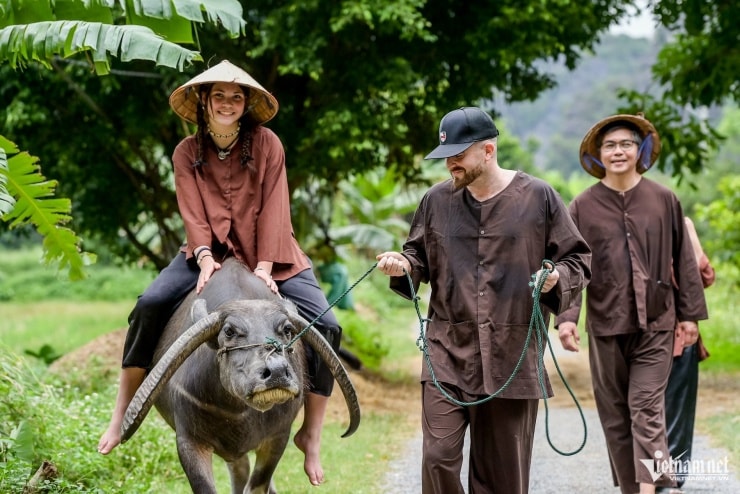 Du khách quốc tế trải nghiệm hoạt động nông nghiệp tại Ninh Bình