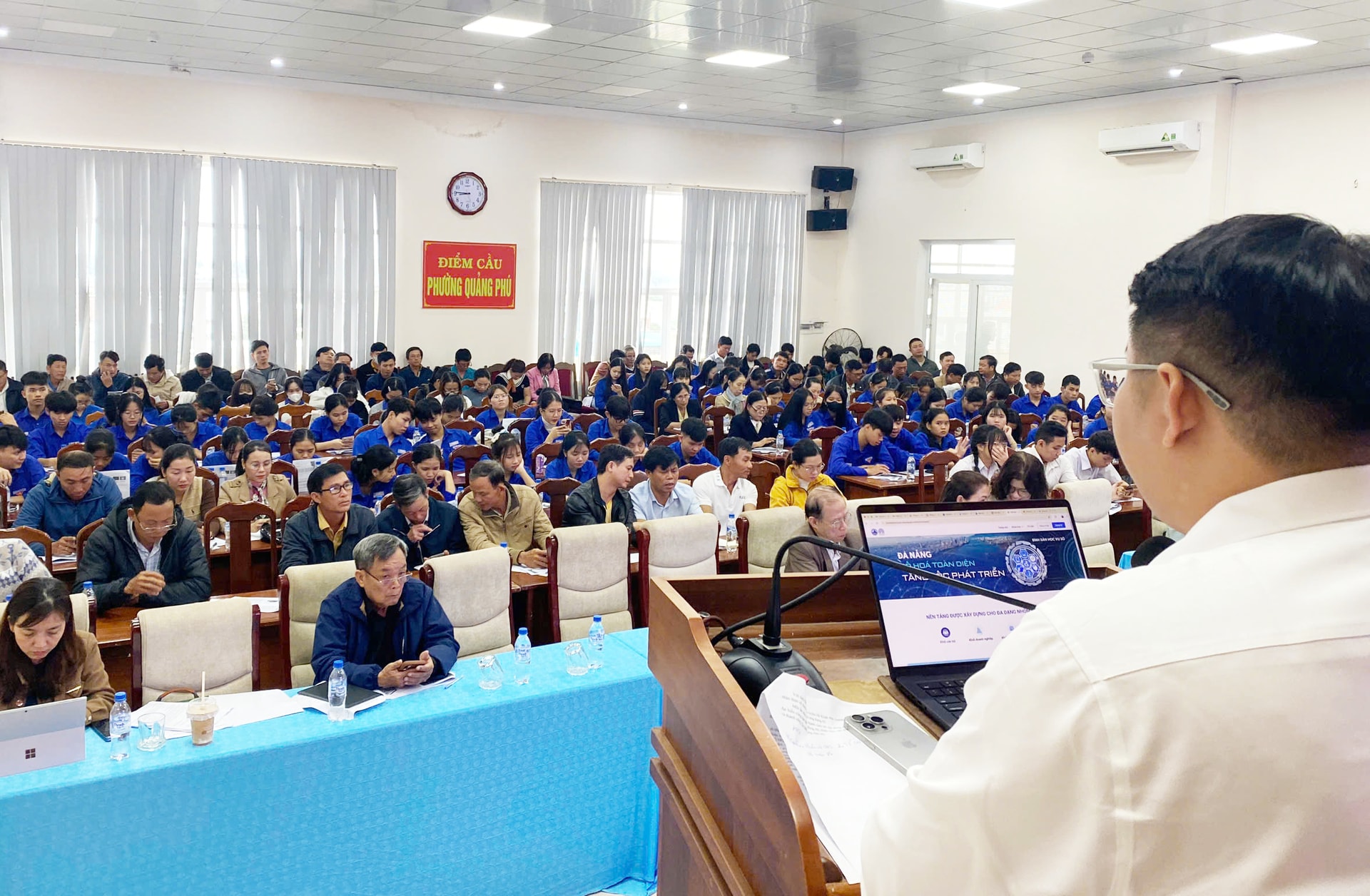 Các địa phương cấp xã, phường đều tập trung nâng cao năng lực số cho cán bộ cấp cơ sở. Trong ảnh là buổi tập huấn bình dân học vụ số tại phường Quảng Phú