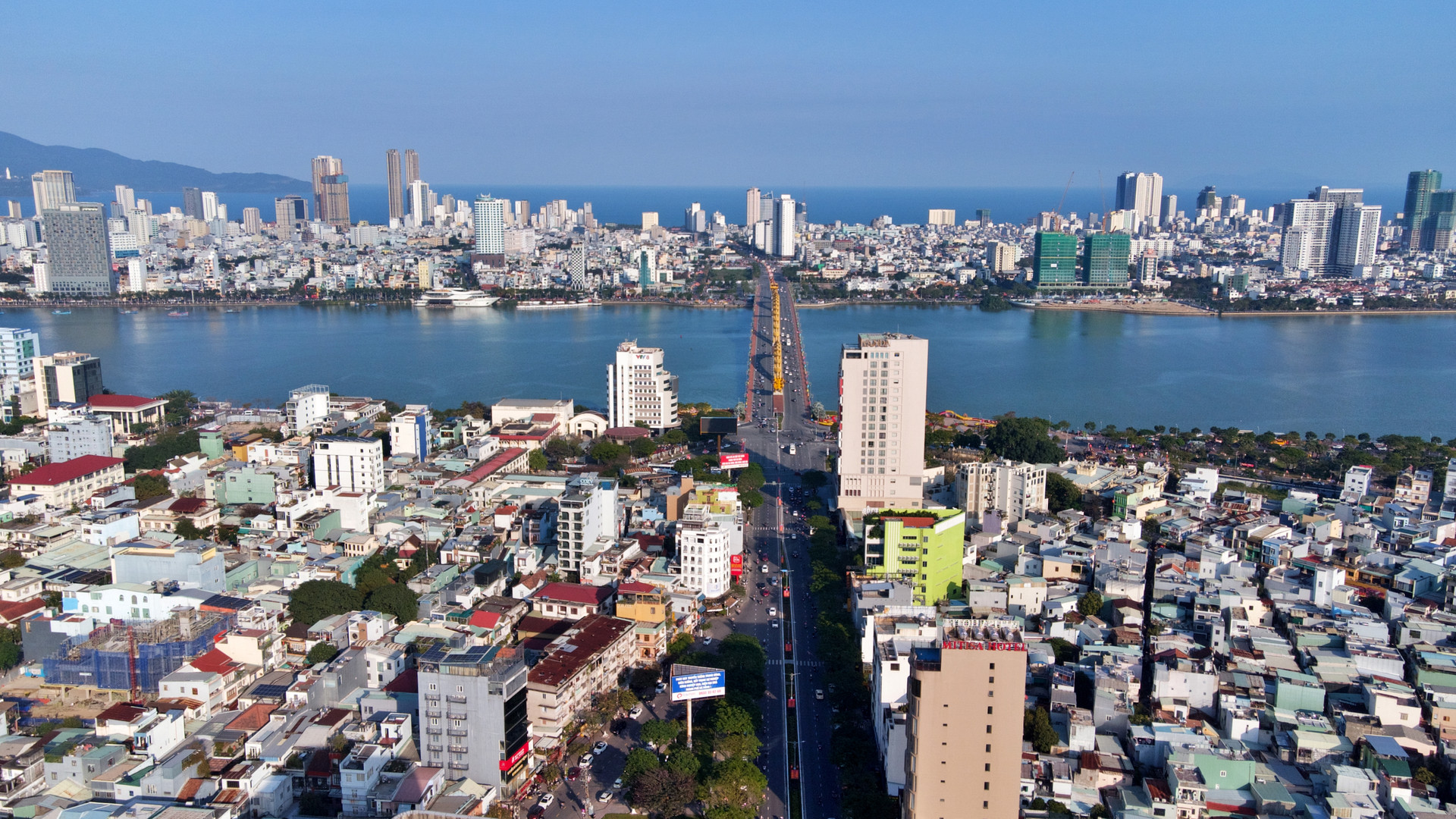 Vị trí của Trung tâm Tài chính quốc tế nằm ven biển Mỹ Khê kết nối trực tiếp với Sân bay Quốc tế Đà Nẵng và trung tâm thành phố Đà Nẵng qua trục đường Võ Văn Kiệt - cầu Rồng - Nguyễn Văn Linh. Ảnh: XUÂN SƠN