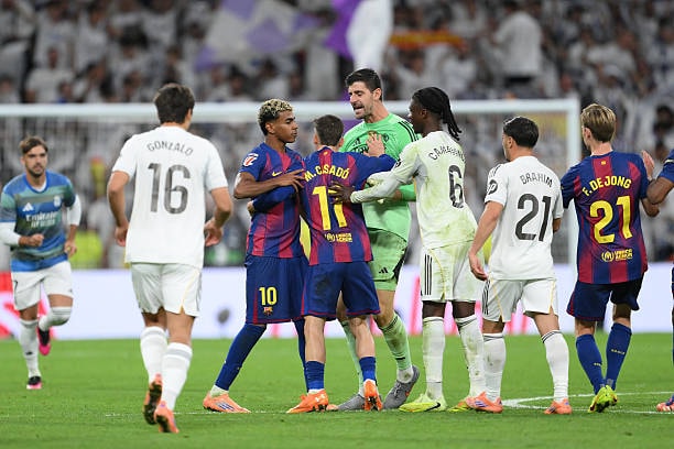 Barcelona và Real Madrid đều đang trải qua những giai đoạn bất ổn khác nhau tại La Liga.