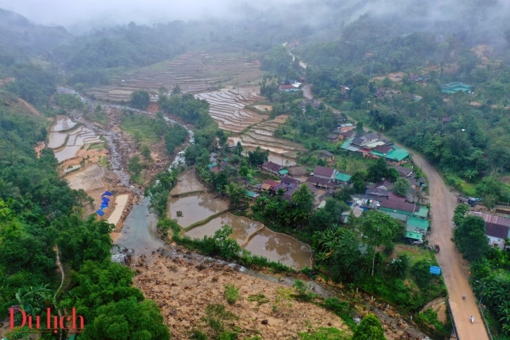Người dân dẫn nước về các thửa ruộng bậc thang