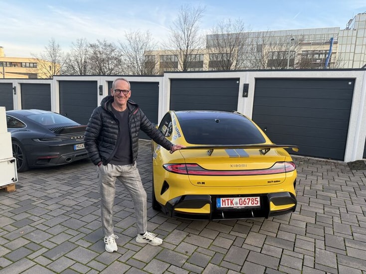 Xiaomi SU7 Ultra màu vàng đỗ cạnh xe Porsche