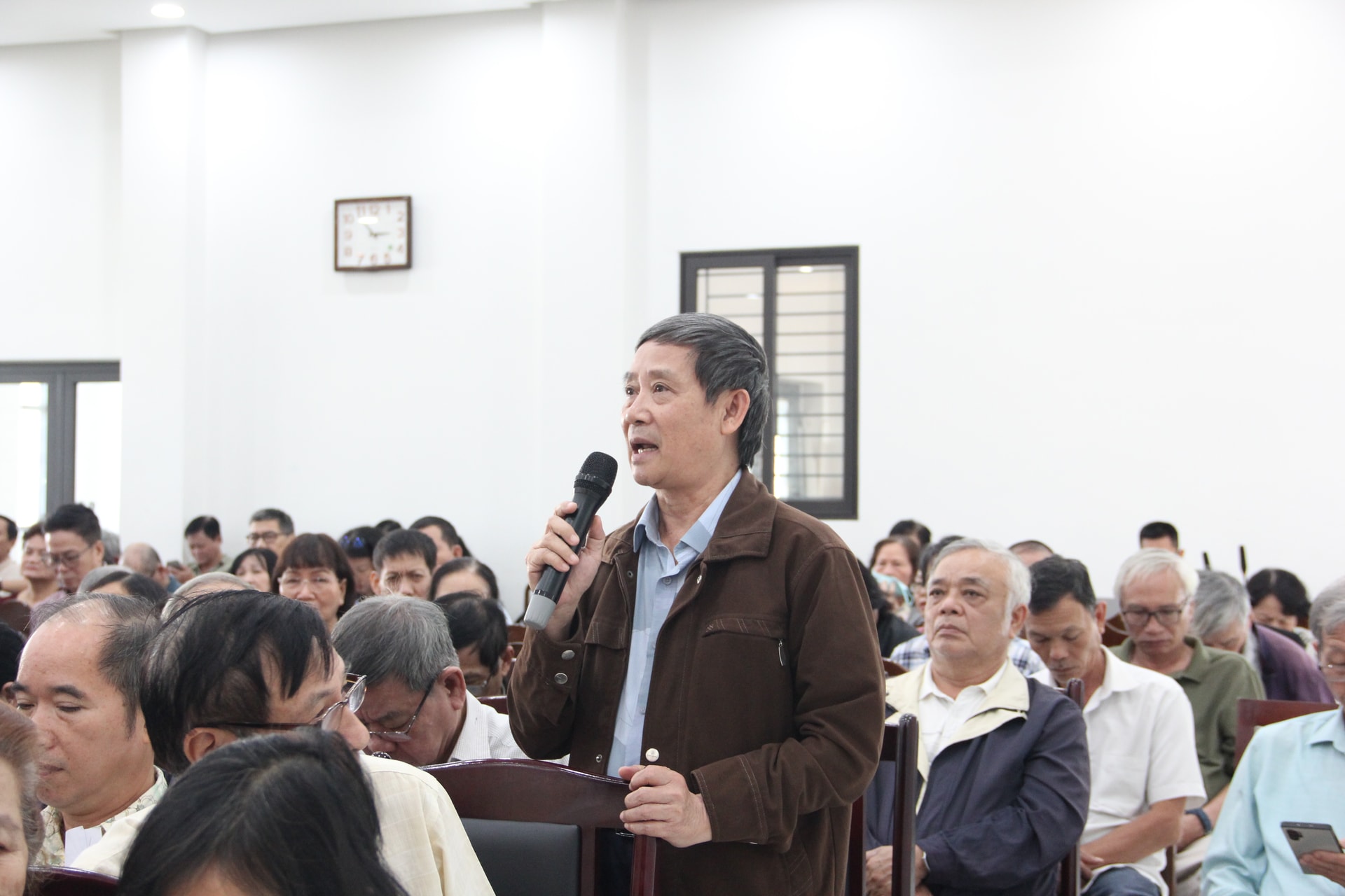 Cử tri phường Hải Châu nêu ý kiến tại buổi tiếp xúc. Ảnh: XUÂN HẬU