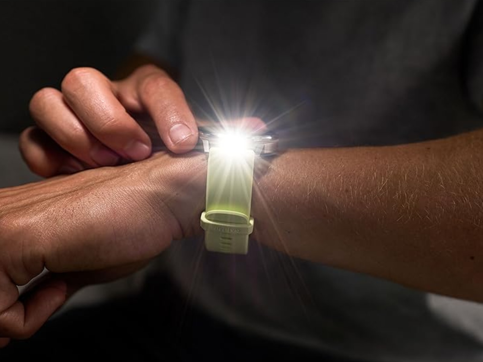 Venu 4 tích hợp đèn pin LED, khác biệt so với nhiều dòng đồng hồ thông minh khác của Garmin.