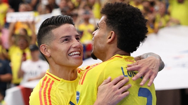 James Rodriguez và Luis Diaz trên sân tập