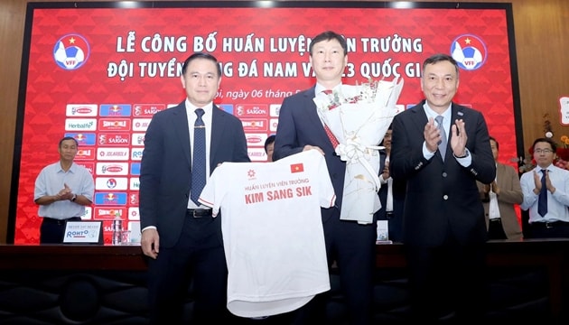 Hợp đồng mới của HLV Kim Sang-sik với bóng đá Việt Nam sẽ được cân nhắc kỹ lưỡng.