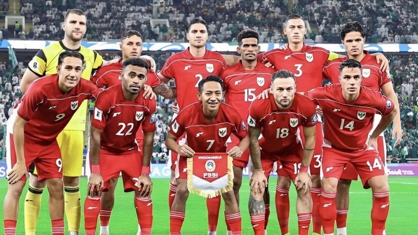 Cổ động viên Indonesia ăn mừng sự thăng tiến của đội nhà