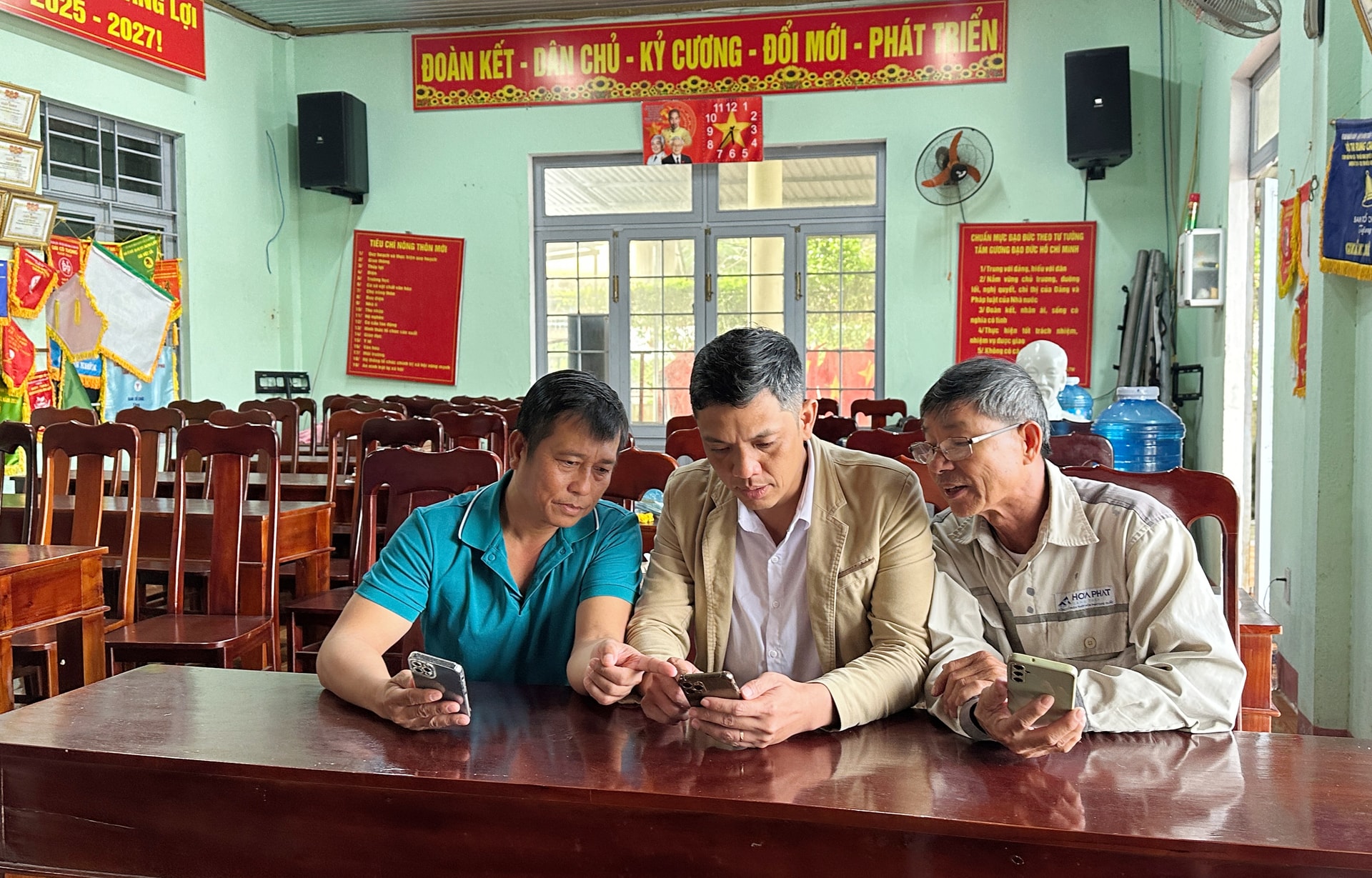 Nhiều cán bộ cấp cơ sở dù lớn tuổi nhưng vẫn nỗ lực học hỏi công nghệ để nâng cao năng lực phục vụ nhân dân