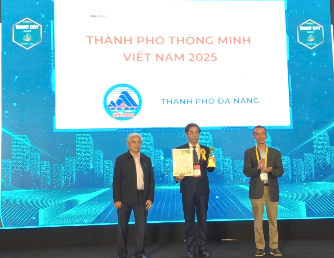 Phó Chủ tịch UBND thành phố Đà Nẵng Trần Chí Cường (giữa) nhận giải thưởng 