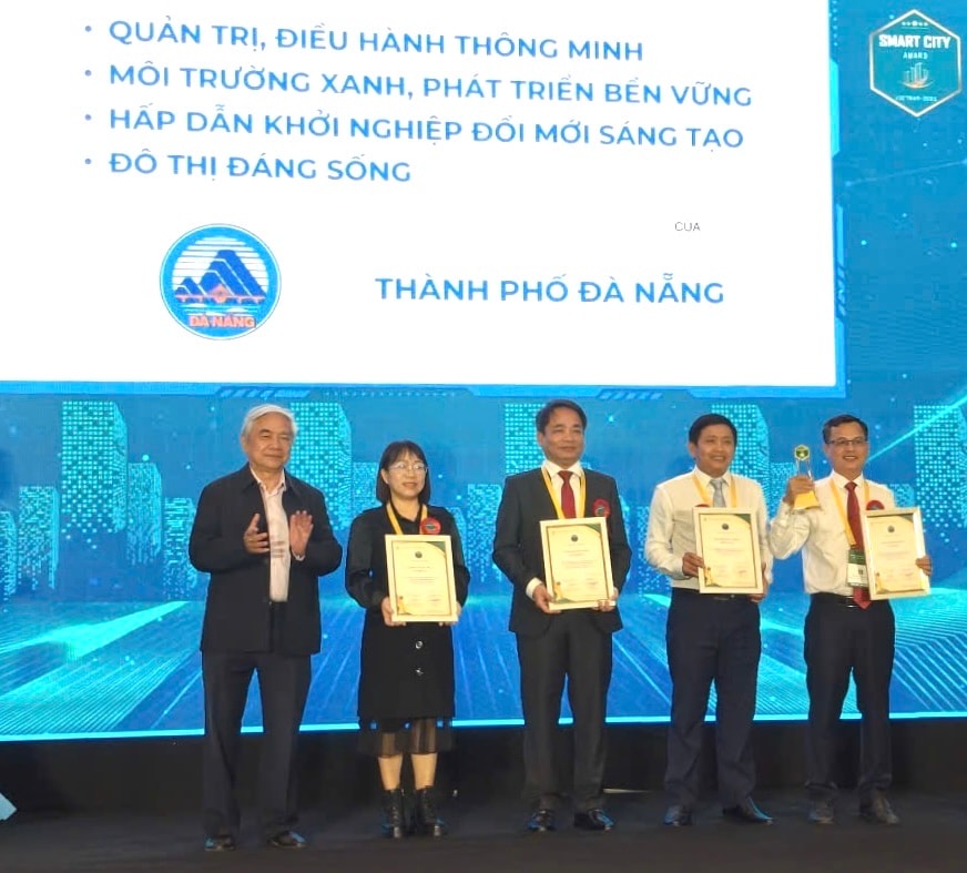 Đại diện các sở, ban, ngành Đà Nẵng nhận các giải thưởng chuyên đề. Ảnh: MAI QUẾ