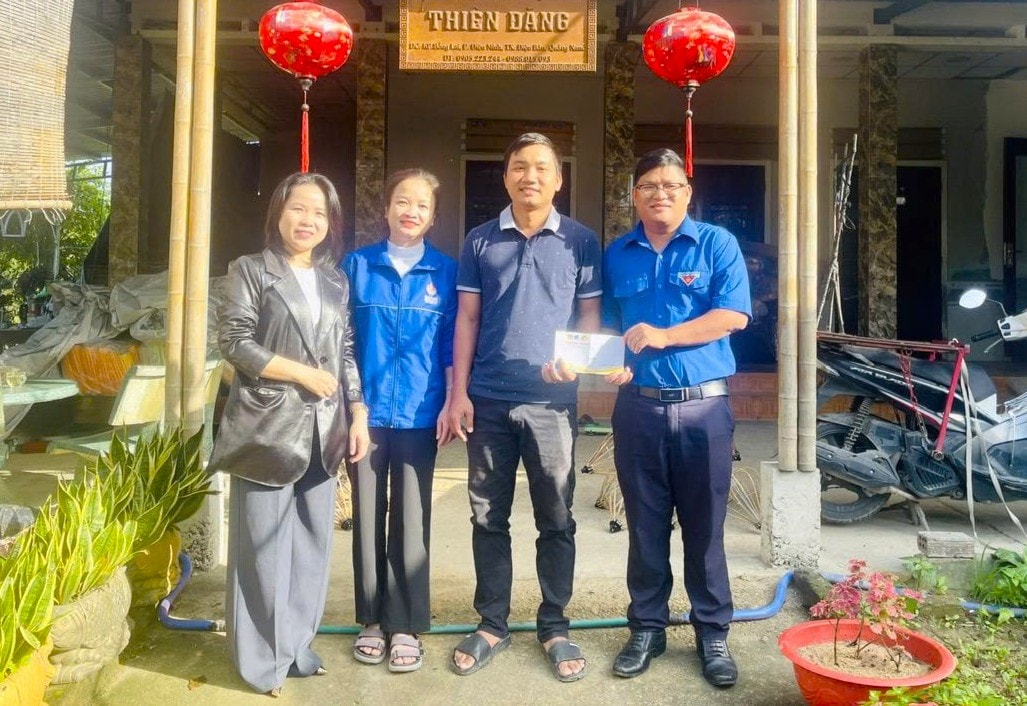 Chính quyền, đoàn thể phường Điện Bàn động viên Lê Vĩnh Hà (thứ hai, bên phải sang) được Trung ương Đoàn tặng giải thưởng Lương Định Của năm 2025. Ảnh: X.Đ